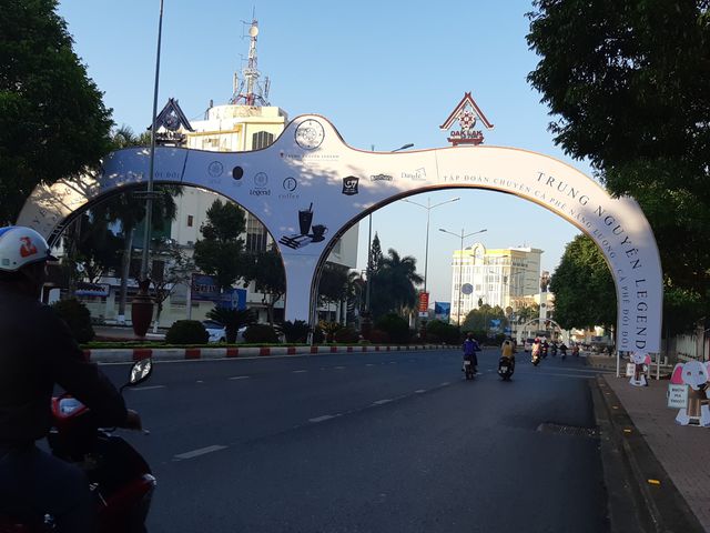 Đắk[-]Lắk:[-]Lùm[-]xùm[-]những[-]cổng[-]chào[-]"như[-]còng[-]số[-]8"[-]ở[-]thành[-]phố[-]cà[-]phê